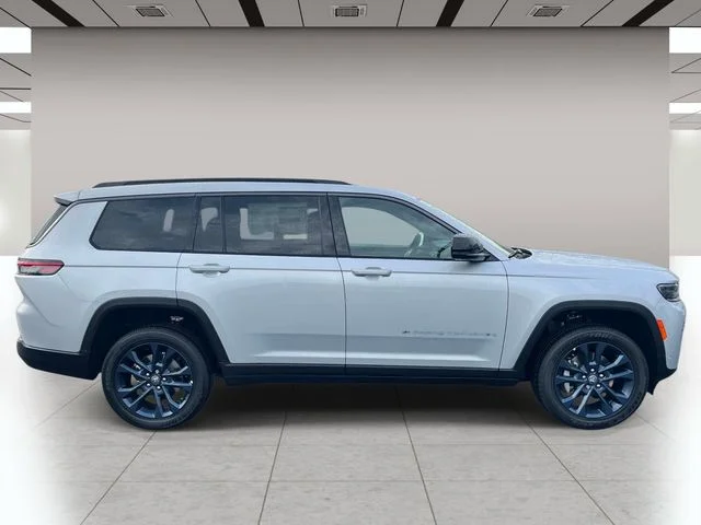 New 2026 Silver Zynith Exterior Paint Jeep Limited image 2