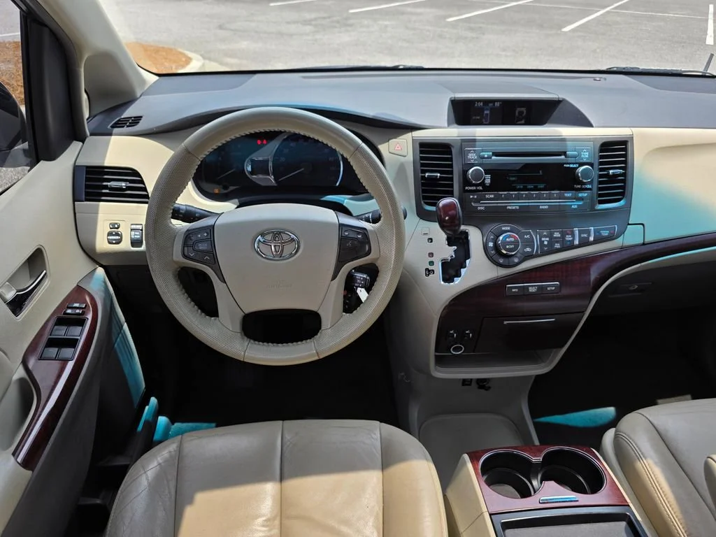 Used 2011  Toyota XLE AAS image 26