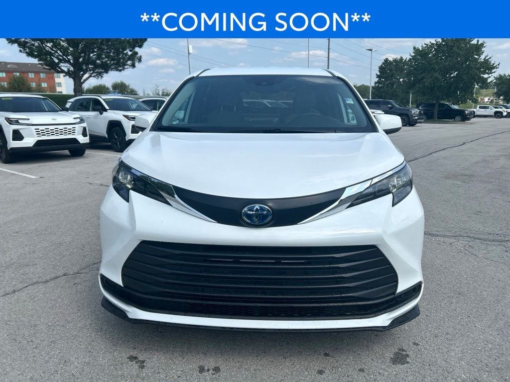 Used 2025 Toyota Sienna LE with VIN 5TDKRKEC9SS231072 for sale in Kansas City