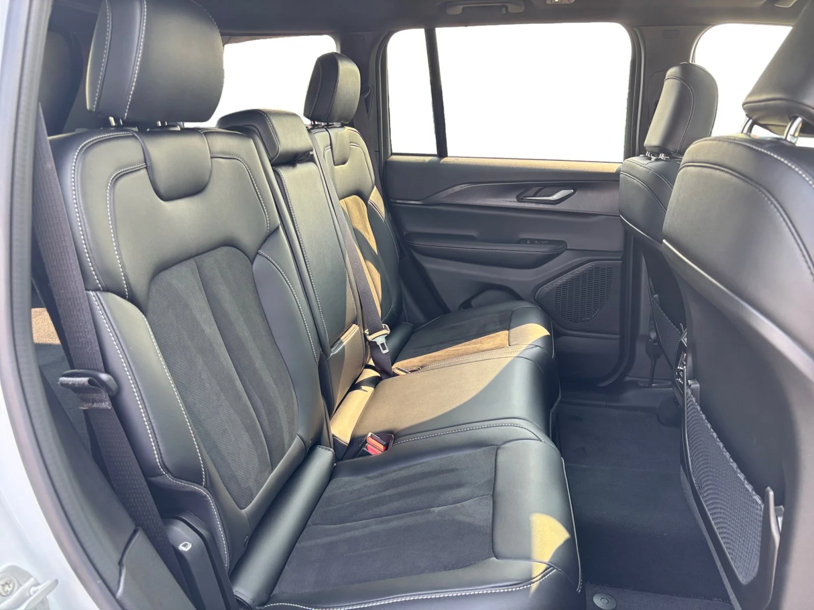 Used 2025 White Jeep Altitude image 18