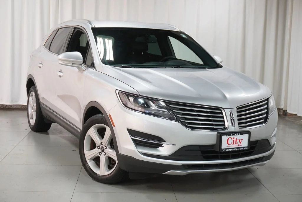 Used 2017 Ingot Silver Lincoln Premiere image 7