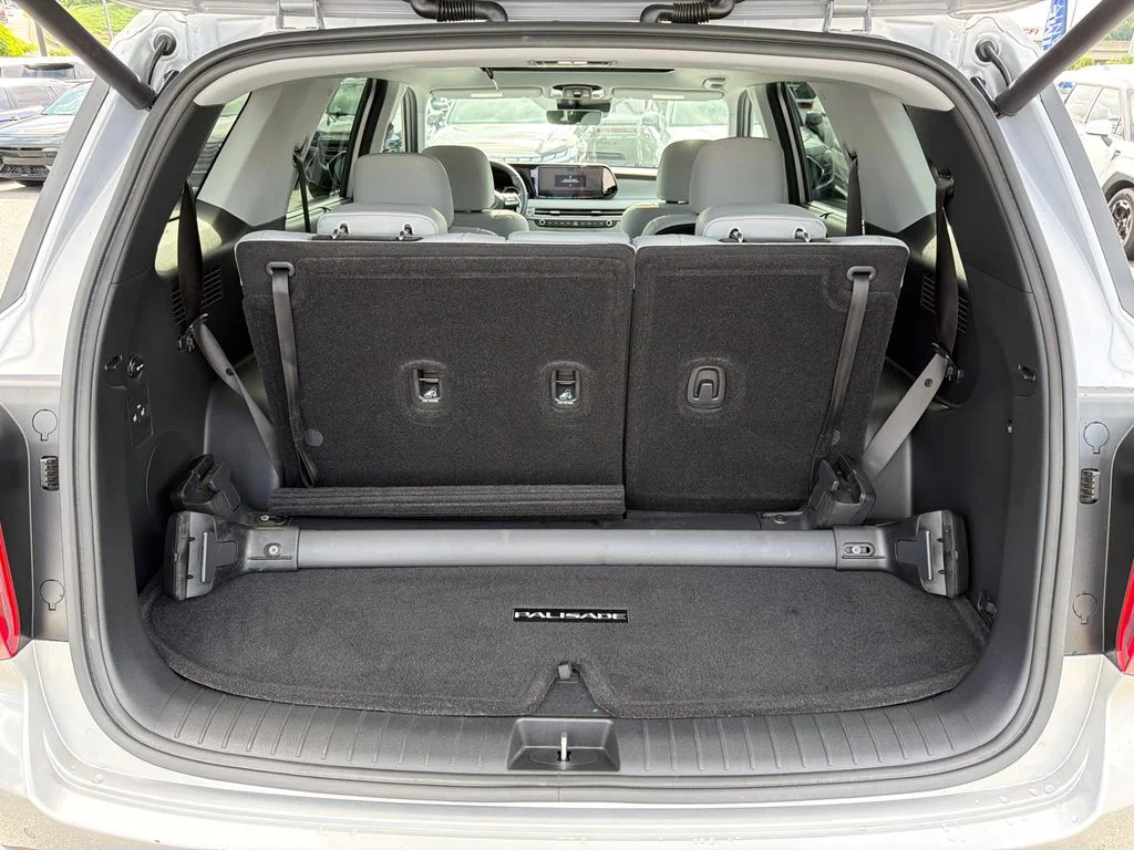 Used 2025 Silver Hyundai SEL Premium image 18