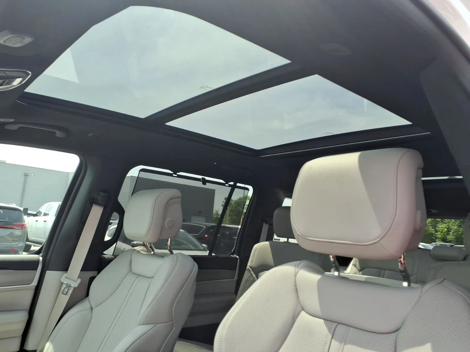 New 2026 Bright White Clear-Coat Exterior Paint Jeep Limited Reserve image 15
