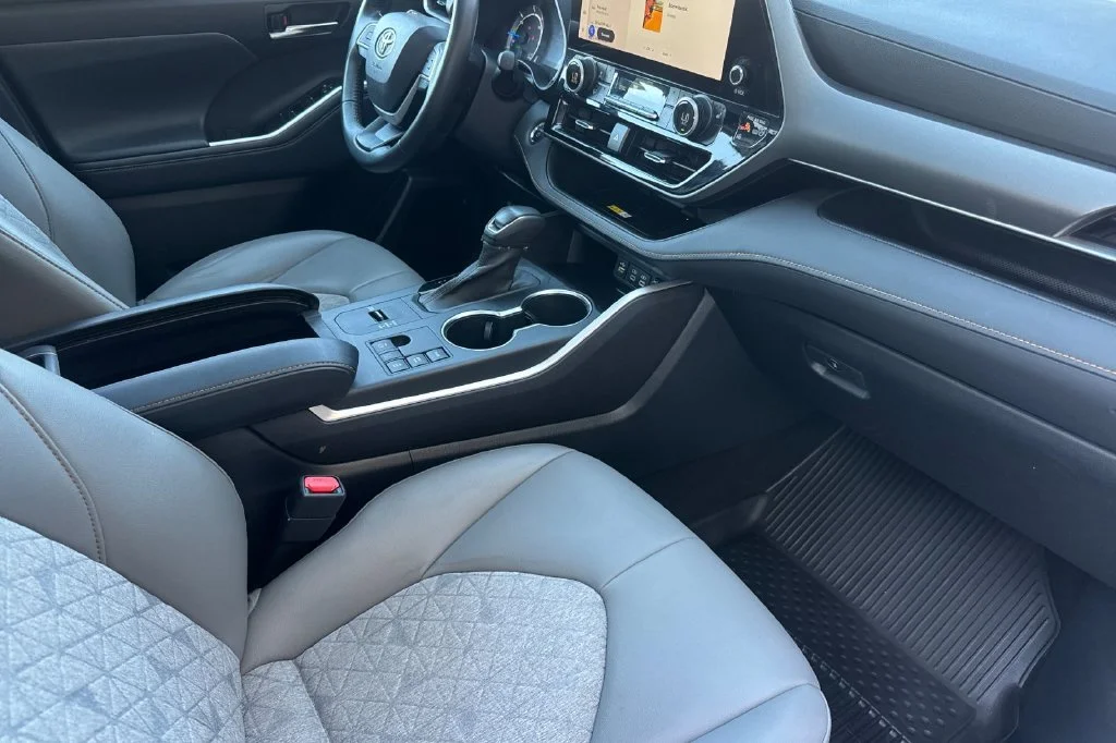 Used 2023 Wind Chill Pearl Toyota Bronze Edition image 18