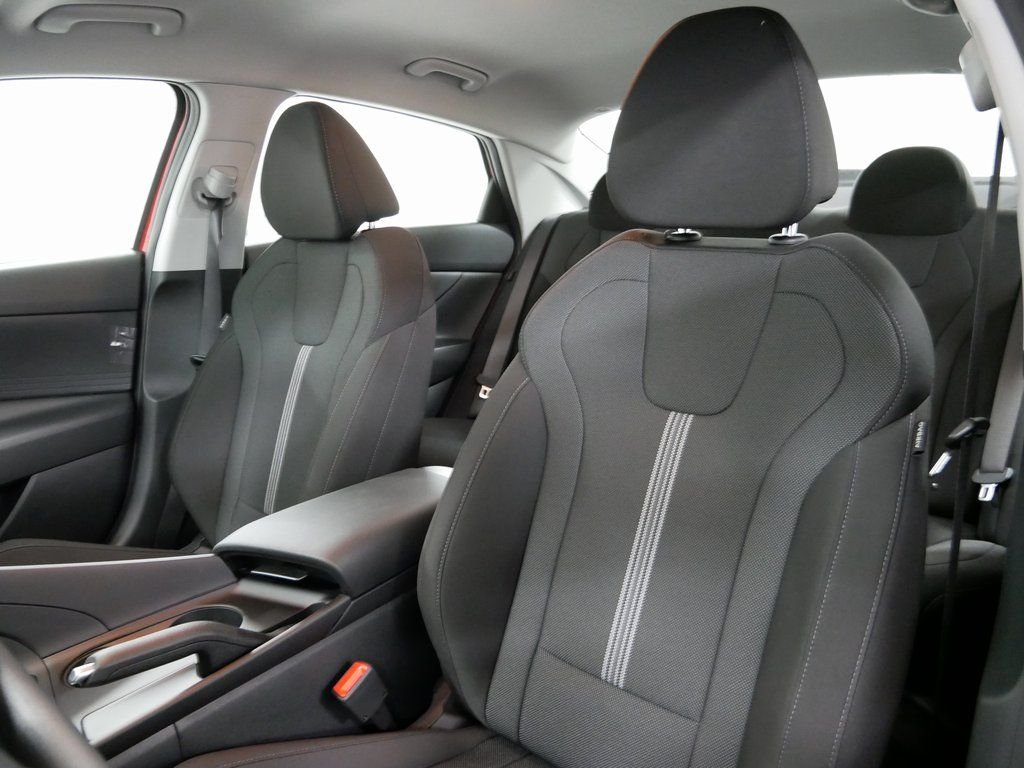 2025 Hyundai Elantra SE - Photo 11