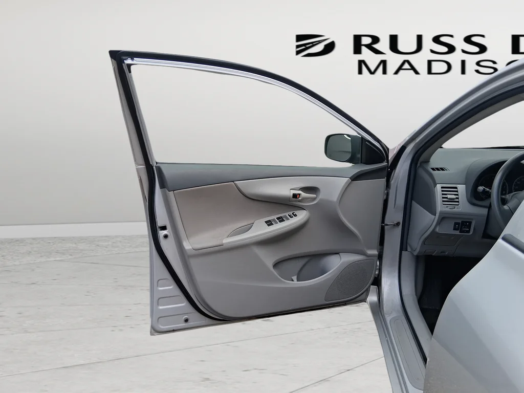 Used 2009 Silver Toyota LE image 31