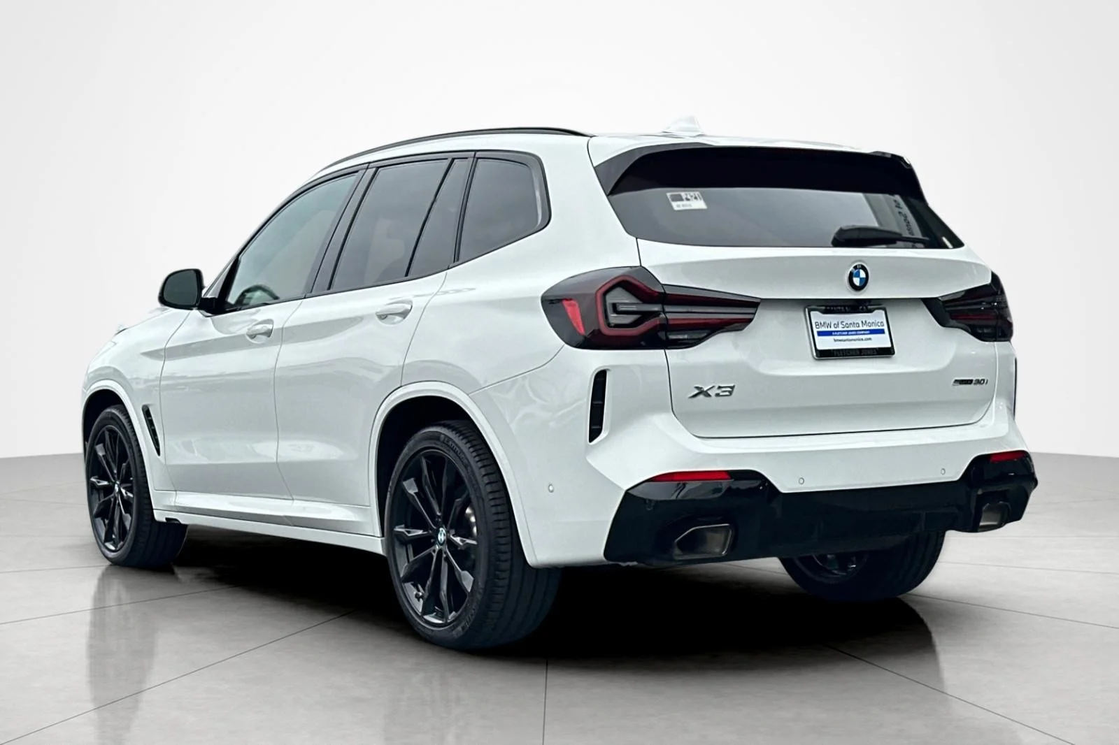 Used 2024 Alpine White BMW sDrive30i image 3