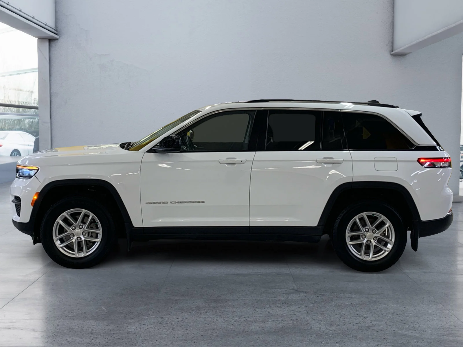Used 2023 White Jeep Laredo image 2