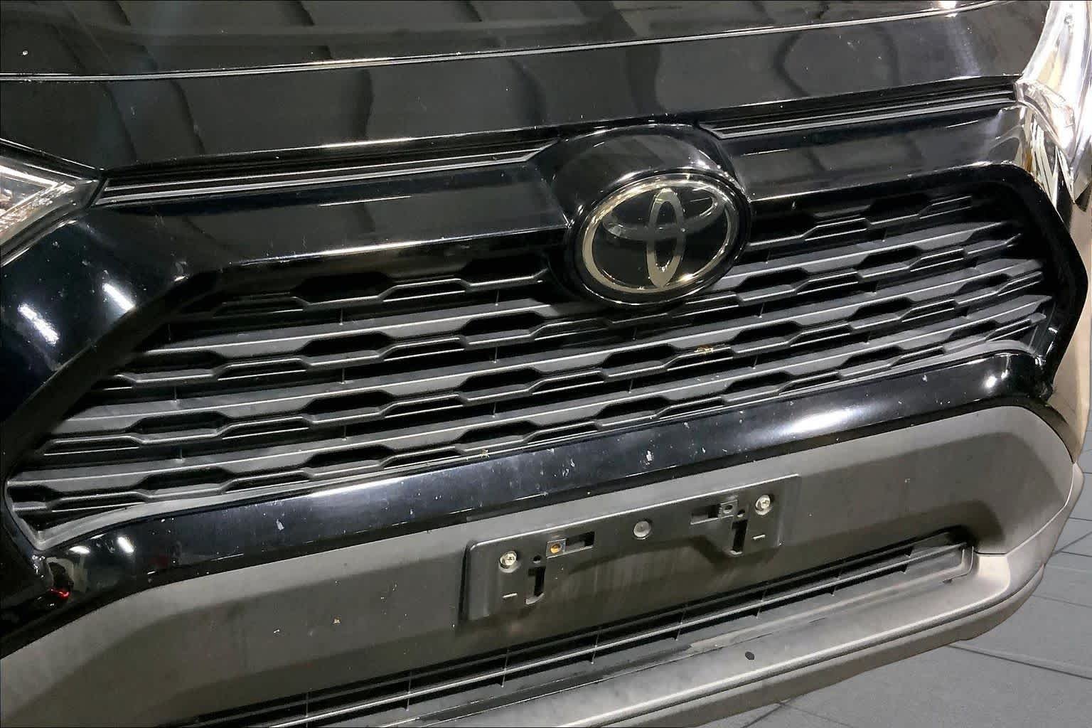 Used 2020 Midnight Black Metallic Toyota XLE image 30