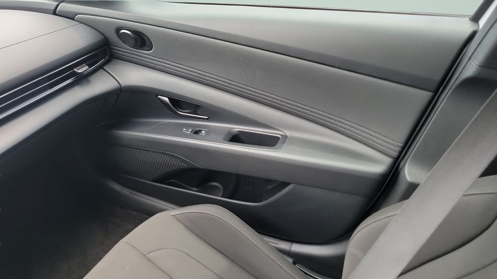 2025 Hyundai Elantra Blue - Photo 13