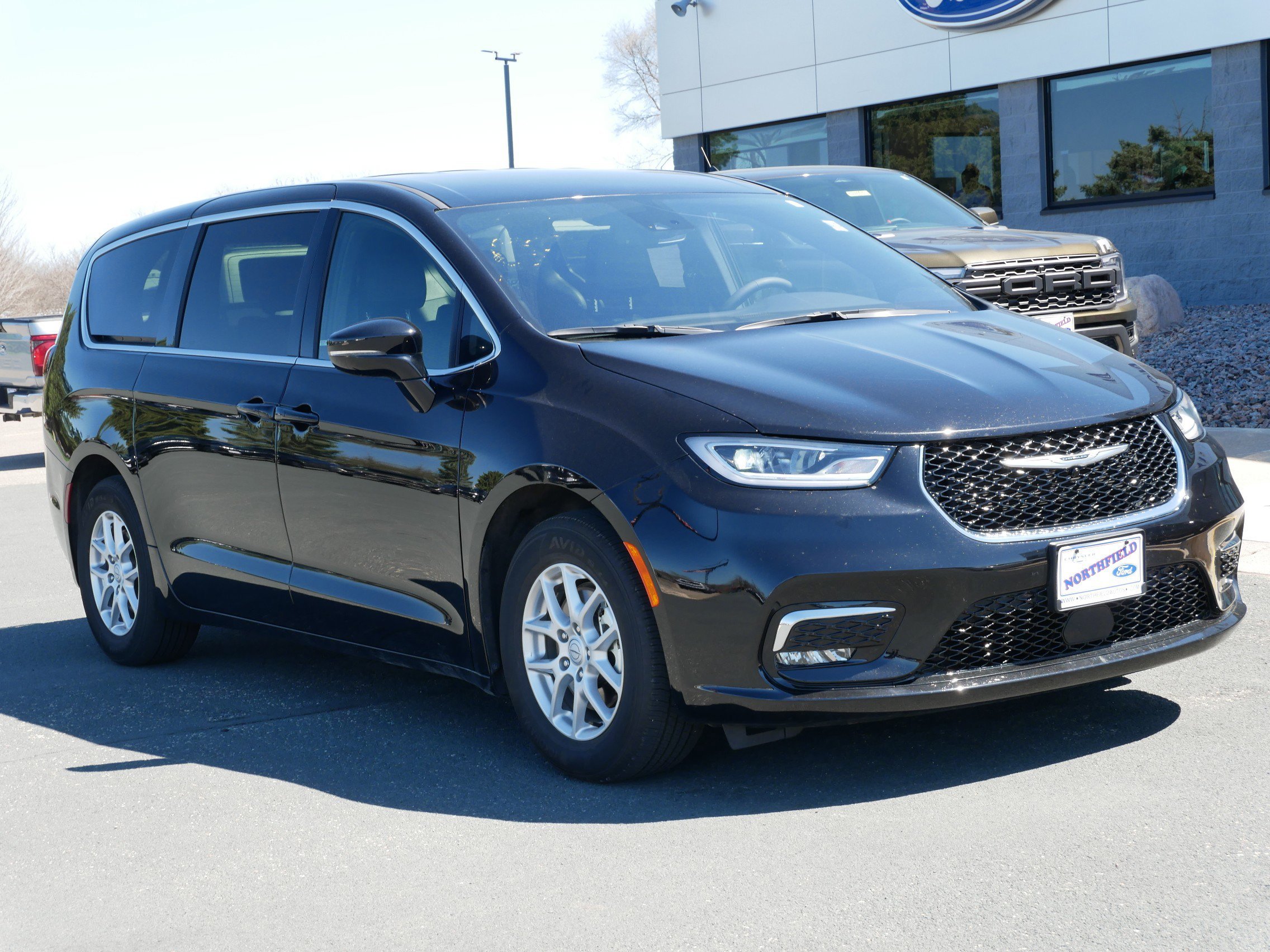 Used 2025 Chrysler Pacifica Select with VIN 2C4RC1BG8SR574921 for sale in Northfield, Minnesota