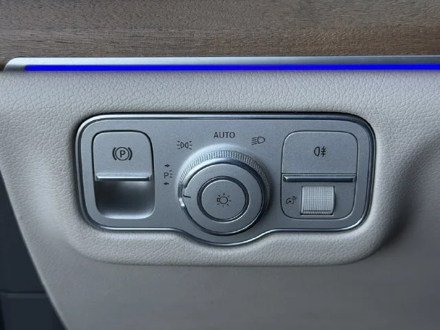 Used 2020 Gray Mercedes-Benz 4MATIC® image 22