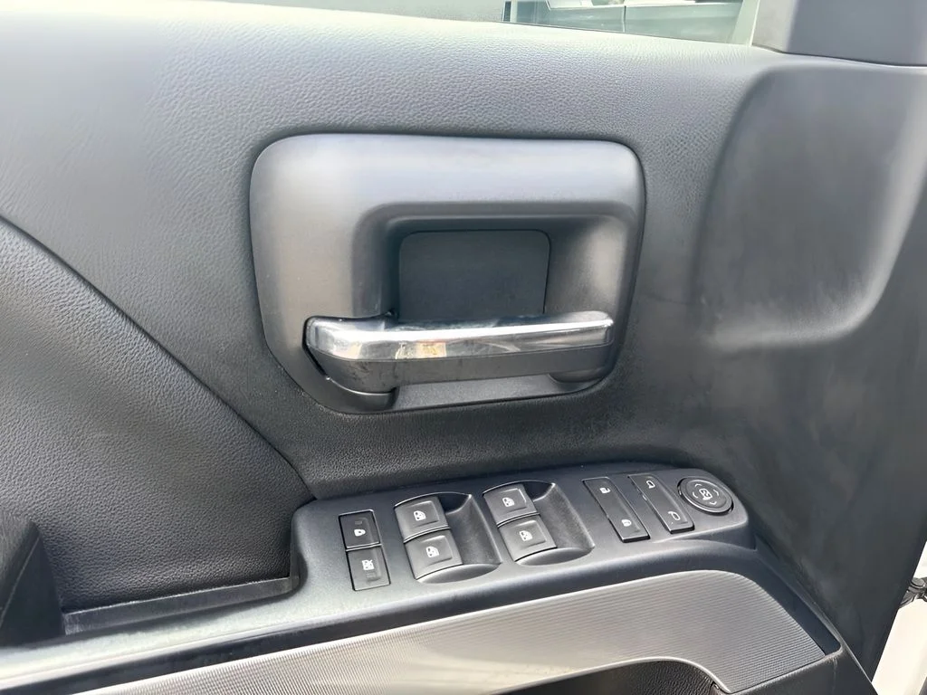 Used 2018 White Chevrolet LT image 17