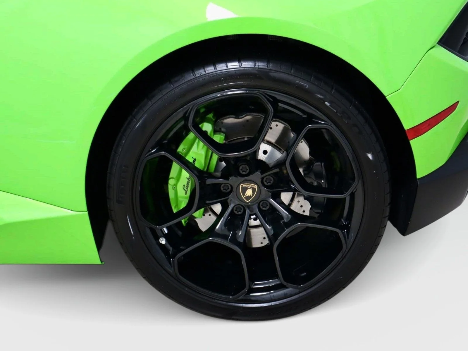 Used 2018 Verde Mantis Pearl Effect Lamborghini  image 9