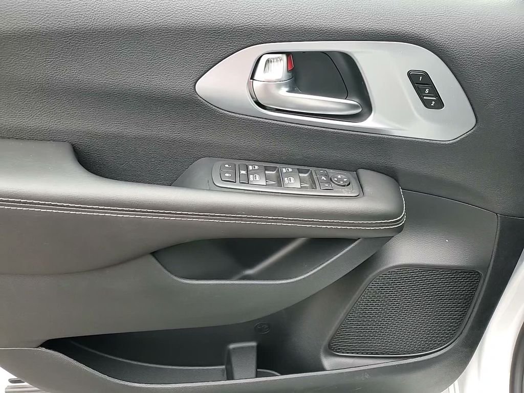 2026 Chrysler Pacifica Limited - Photo 12