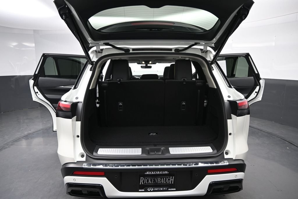 Used 2023 White INFINITI LUXE image 9