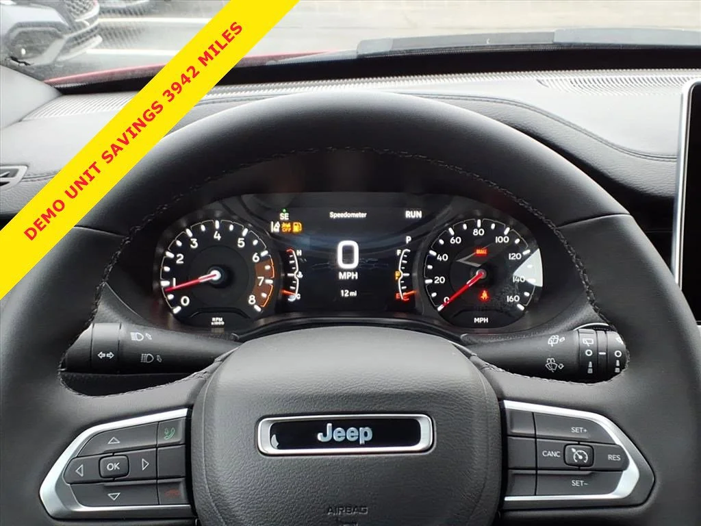 New 2026 Red Hot Pearl-Coat Exterior Paint Jeep Latitude image 12