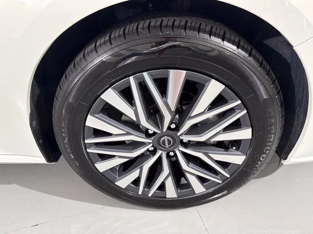 Used 2025 White Nissan 2.5 SV image 13