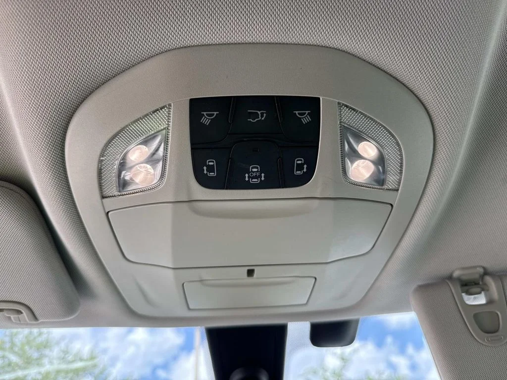 Used 2018 White Chrysler Touring L image 42