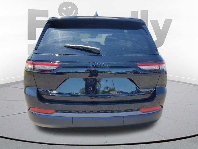 New 2026 Diamond Black Crystal Pearl-Coat Exterior Paint Jeep Laredo Altitude image 4