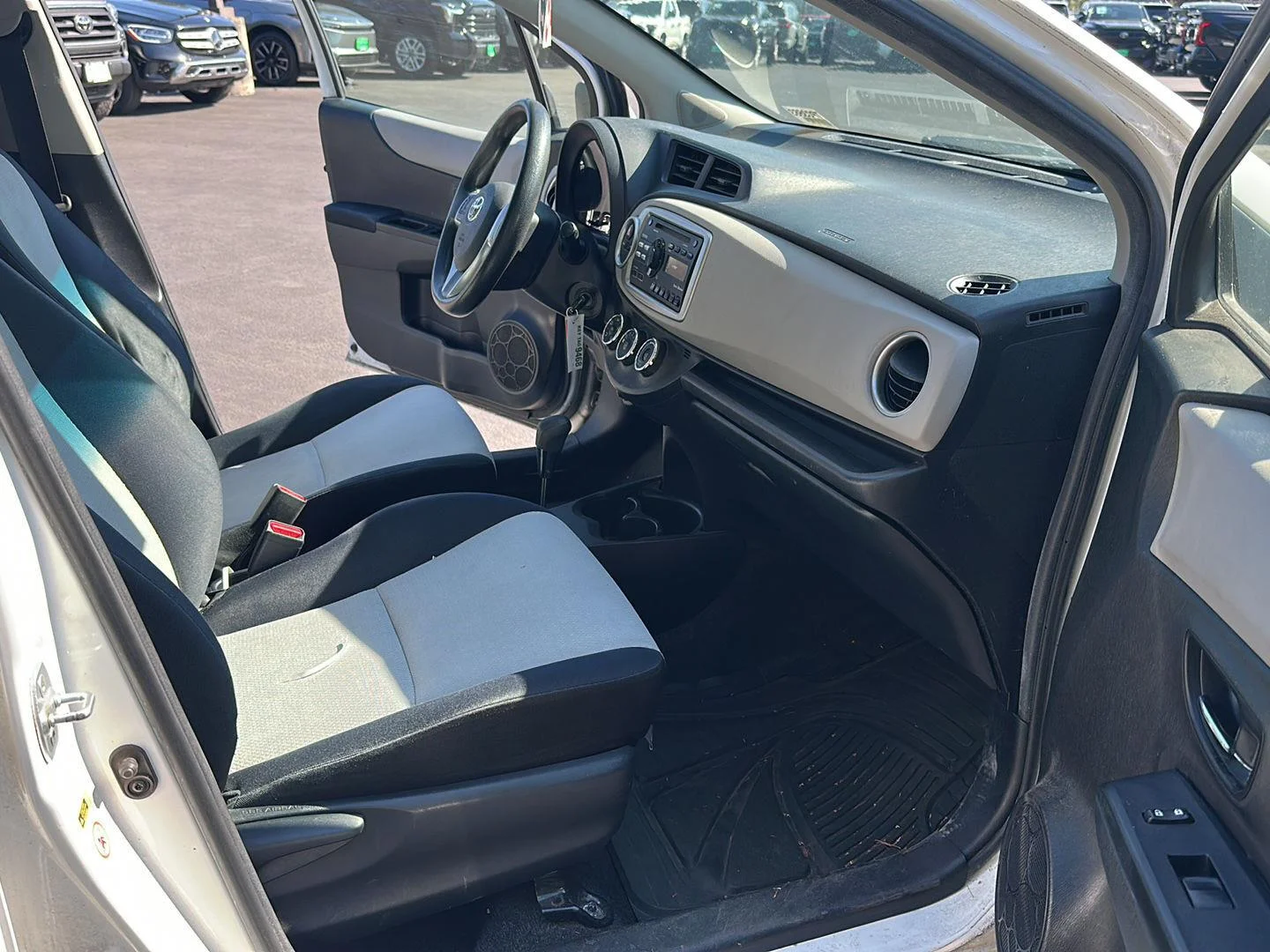 Used 2012  Toyota L image 11