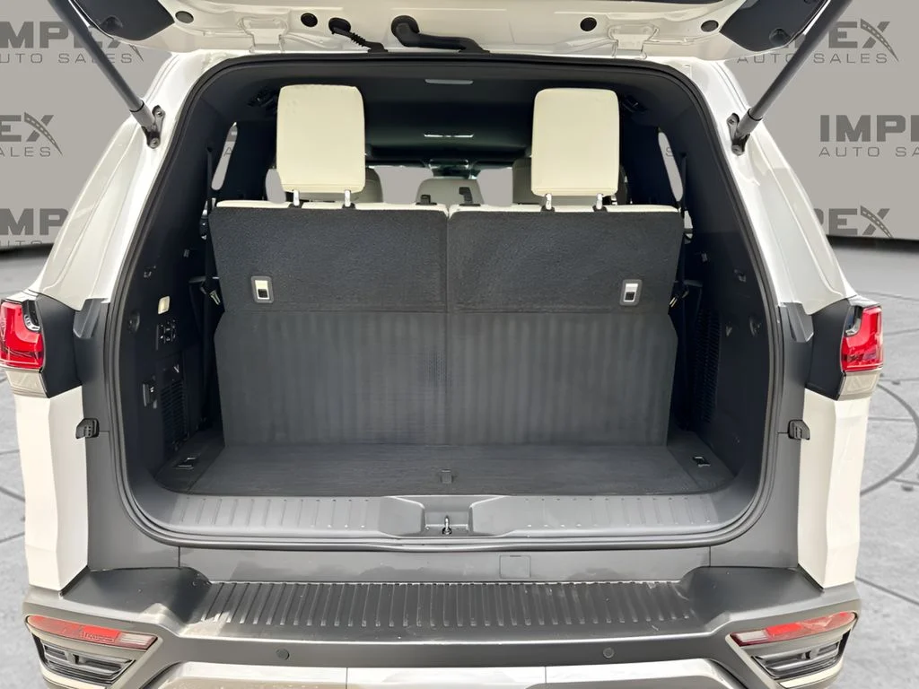 Used 2025 White Lexus 600 Luxury image 32