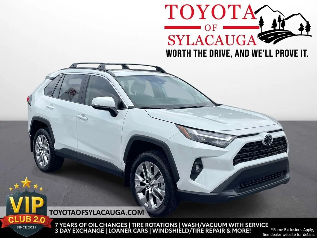 Used 2025 Wind Chill Pearl Toyota XLE Premium image 1