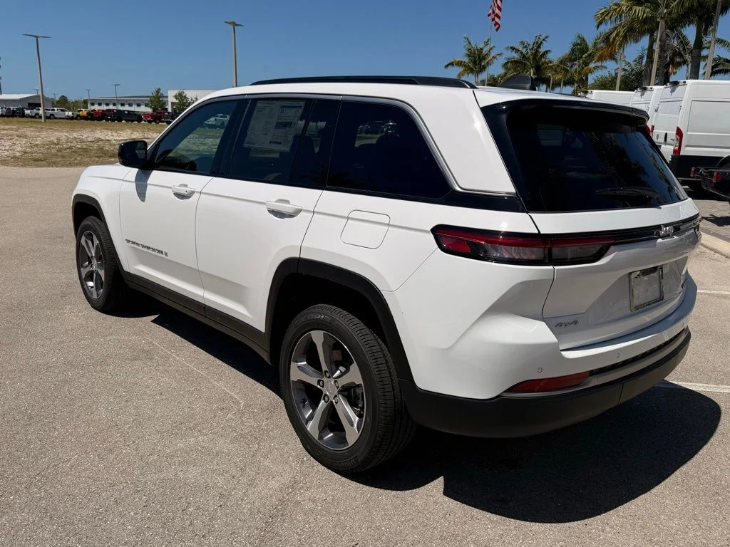 New 2026 Bright White Clear-Coat Exterior Paint Jeep Limited image 6