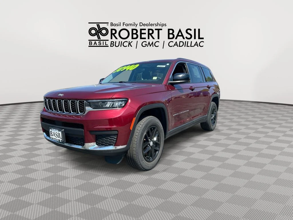Used 2023 Red Jeep Laredo image 4