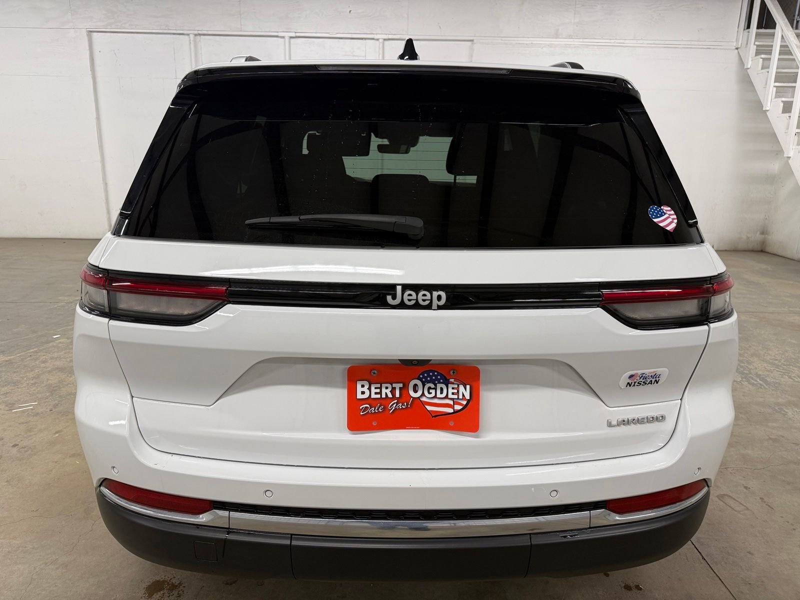 Used 2025 White Jeep Laredo image 6