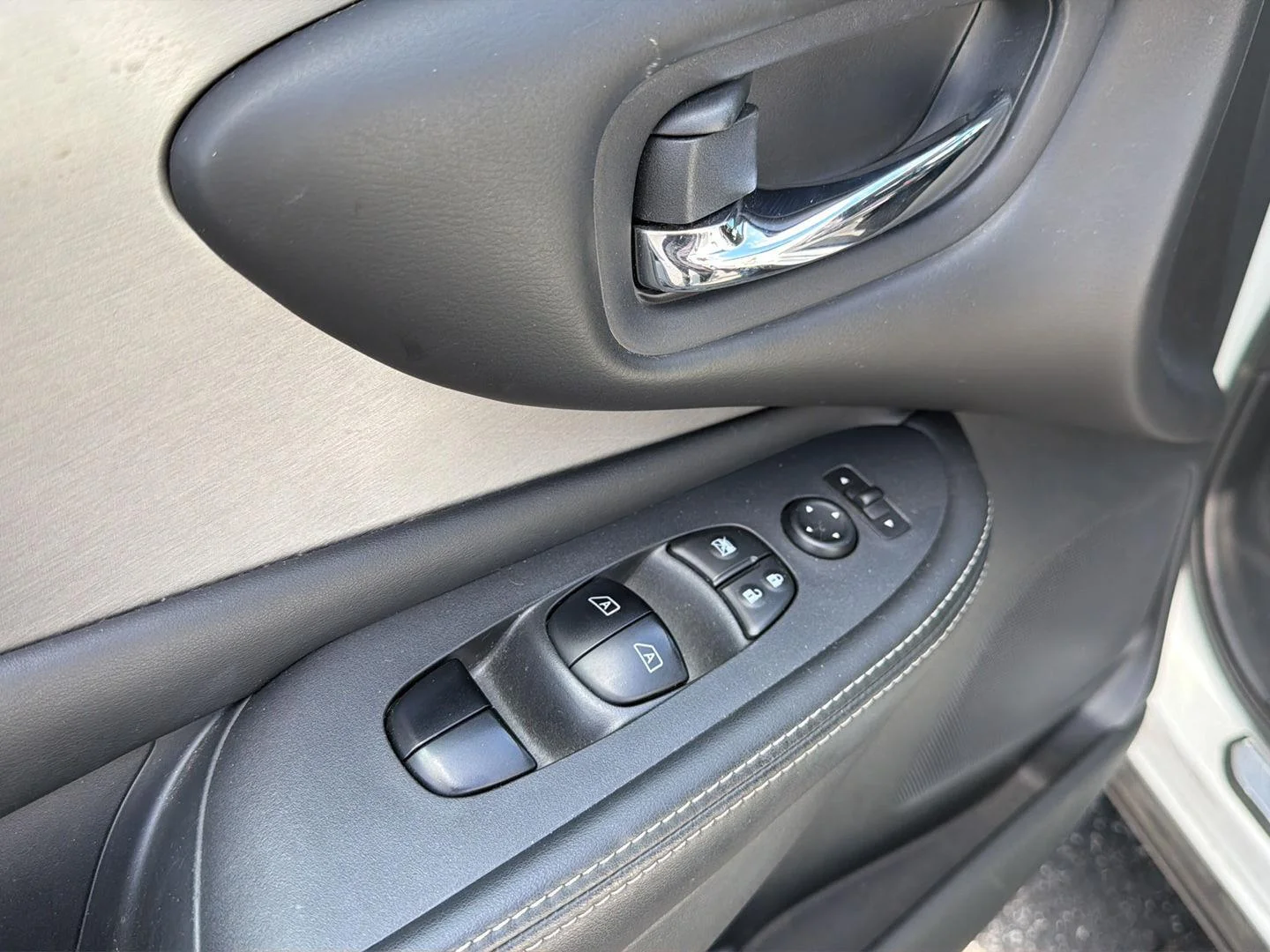Used 2020 Pearl White Tricoat Nissan SV image 9