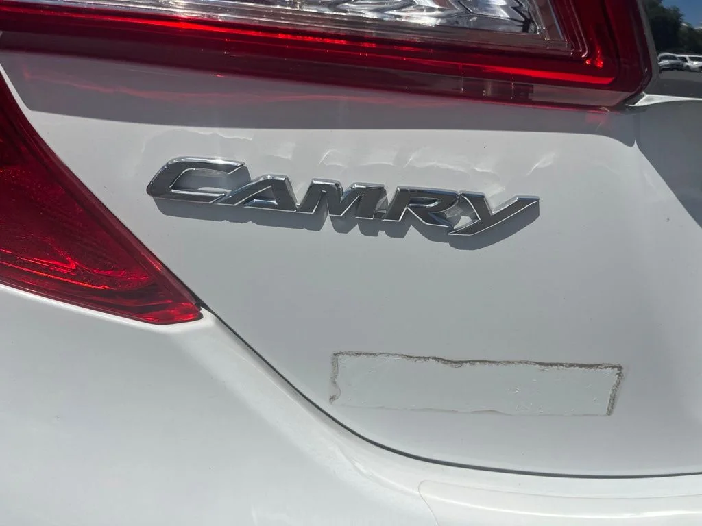 Used 2014 Super White Toyota XLE image 10