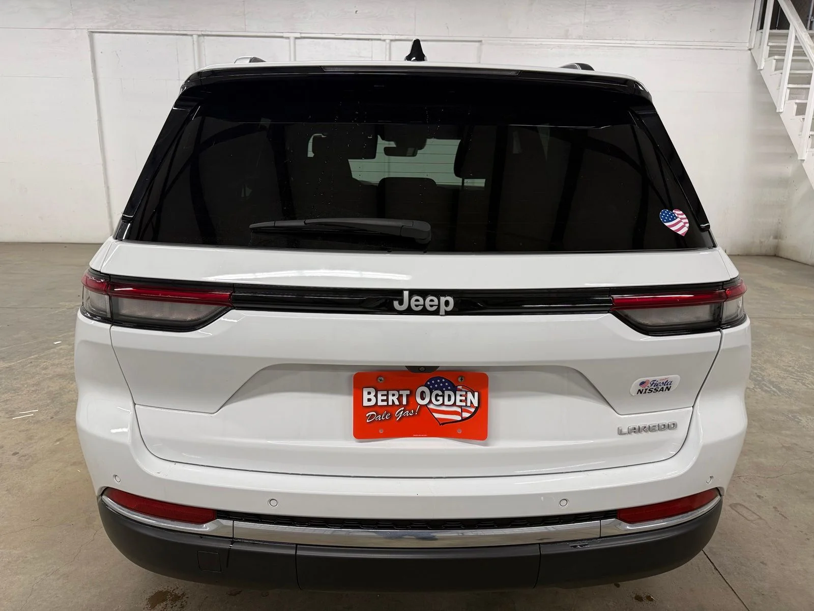 Used 2025 White Jeep Laredo image 6