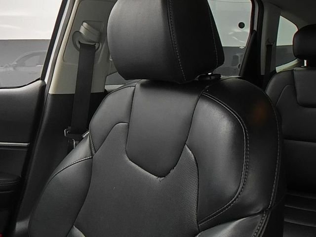 Used 2022 White Kia LX image 39