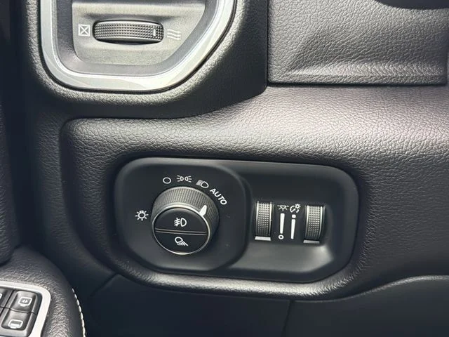Used 2023 Silver Ram Laramie image 28