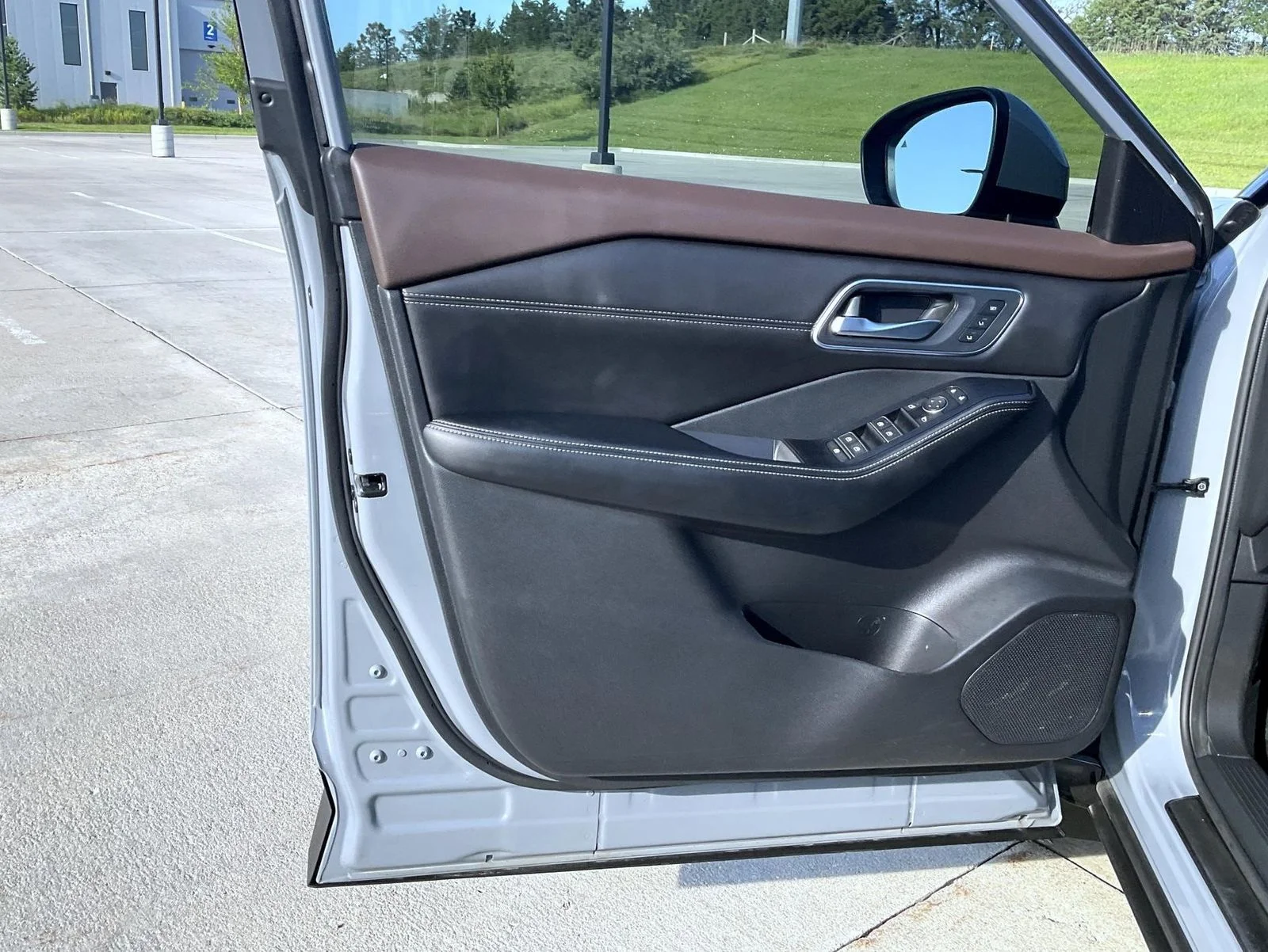 Used 2023 Gray Nissan Platinum image 9