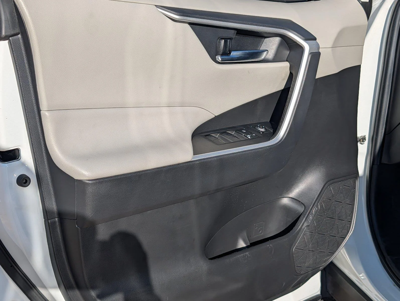 Used 2022 White Toyota XLE image 13