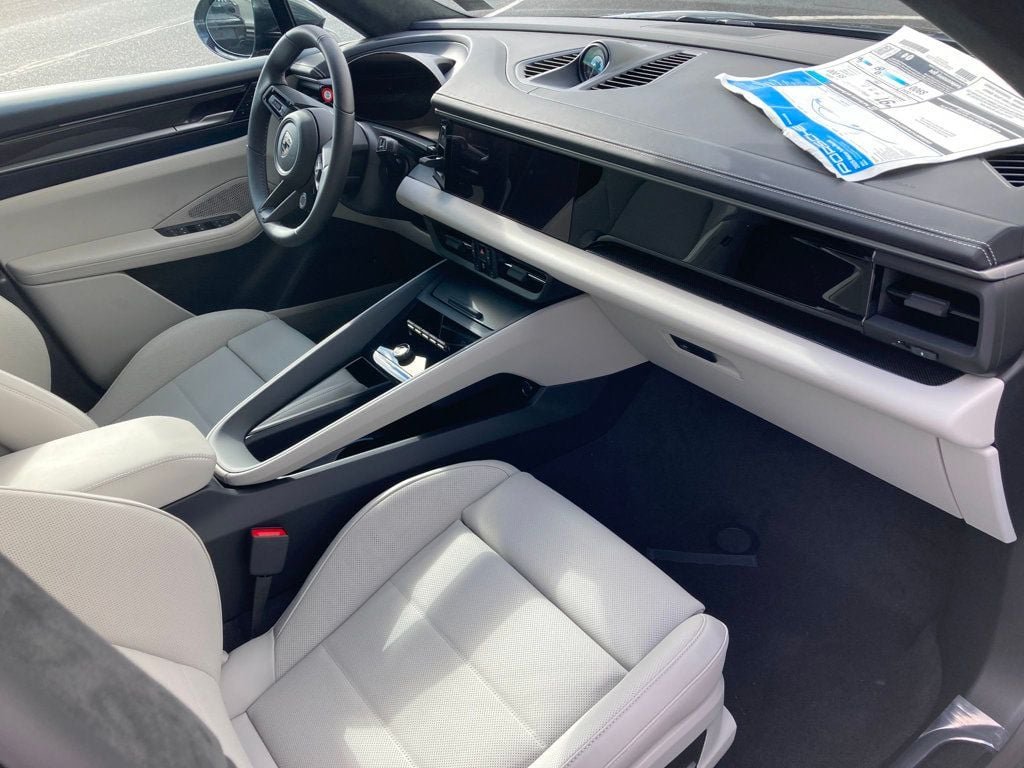 2025 Porsche Macan Turbo Electric - Photo 20