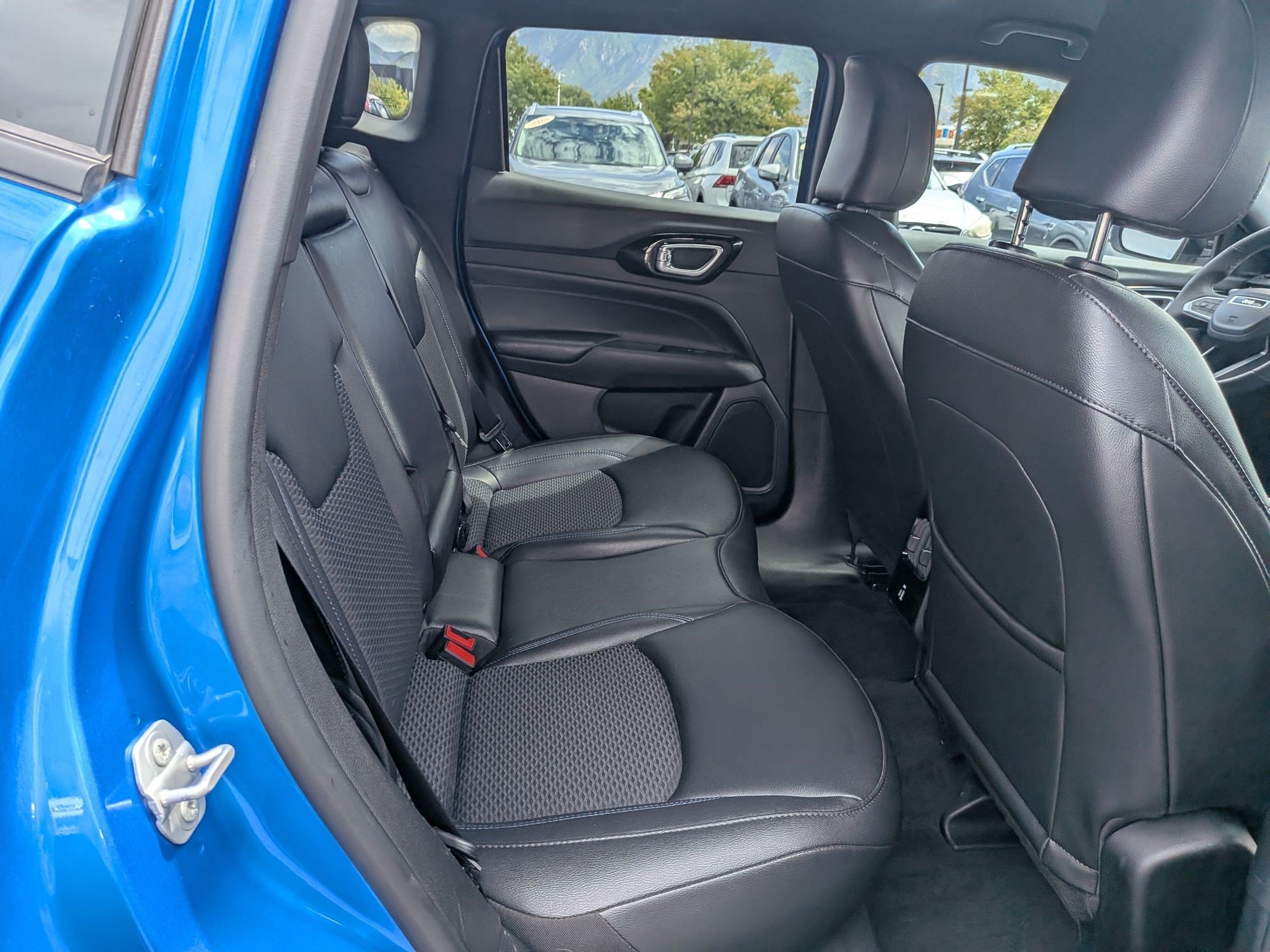Ken Garff Cert 2025 Hydro Blue Pearlcoat Jeep Latitude image 30