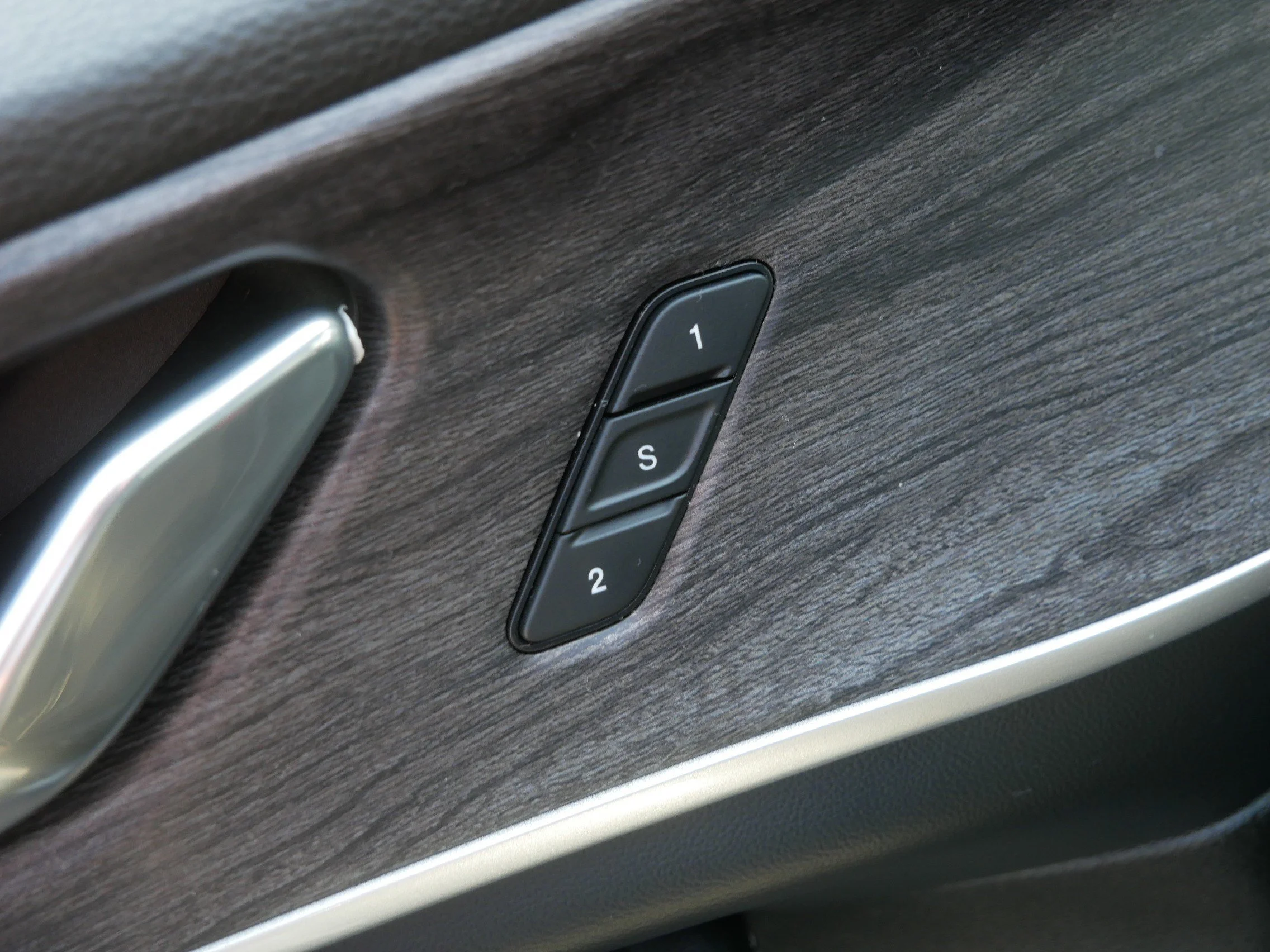 Used 2025 Diamond Black Crystal Pearlcoat Jeep Limited image 22