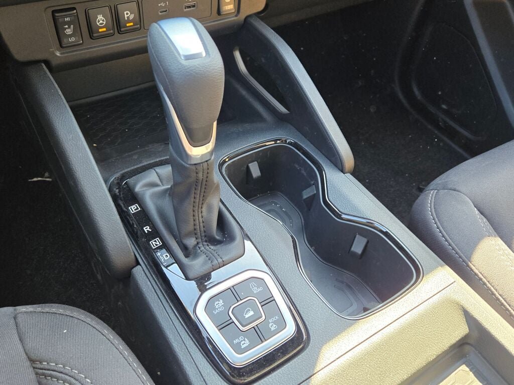 New 2026 Boulder Gray Pearl Nissan Crew Cab SV image 25