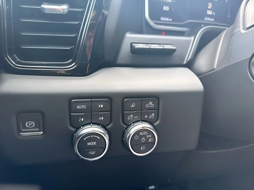 Used 2022 White GMC AT4 image 25
