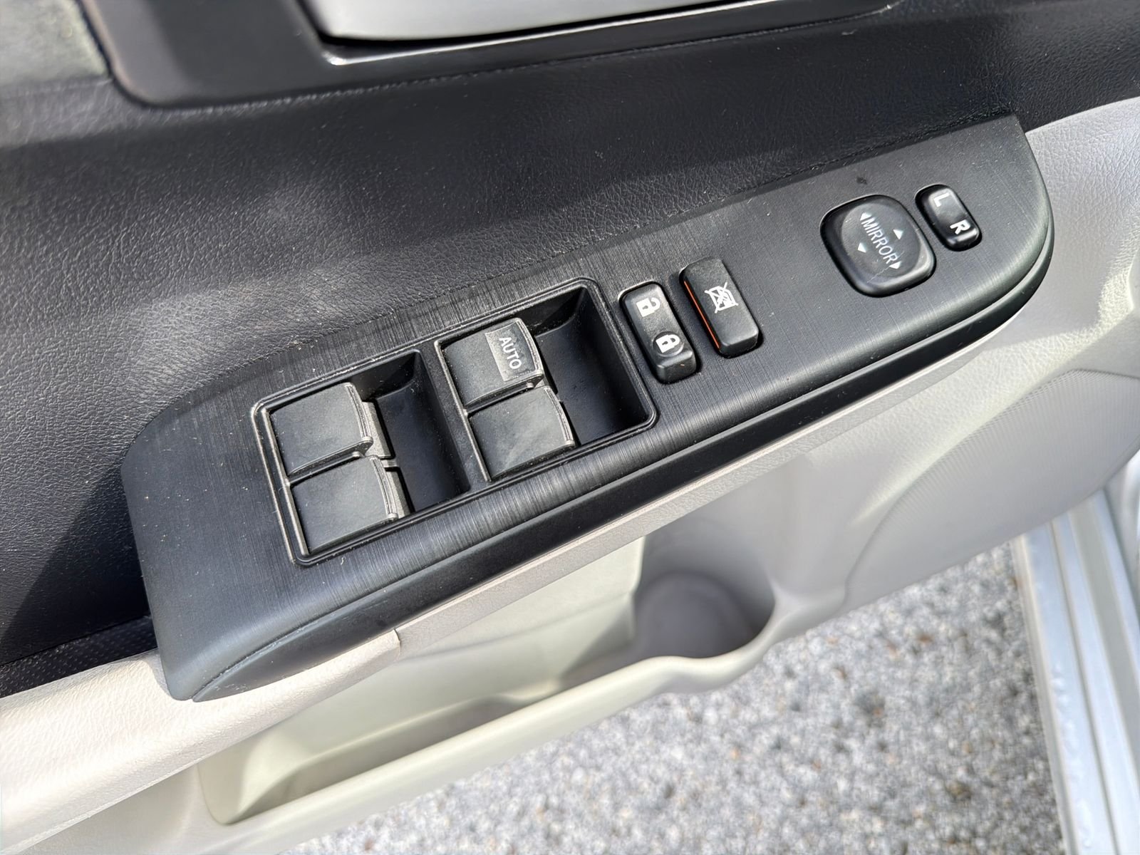 Used 2014 Silver Toyota LE image 25