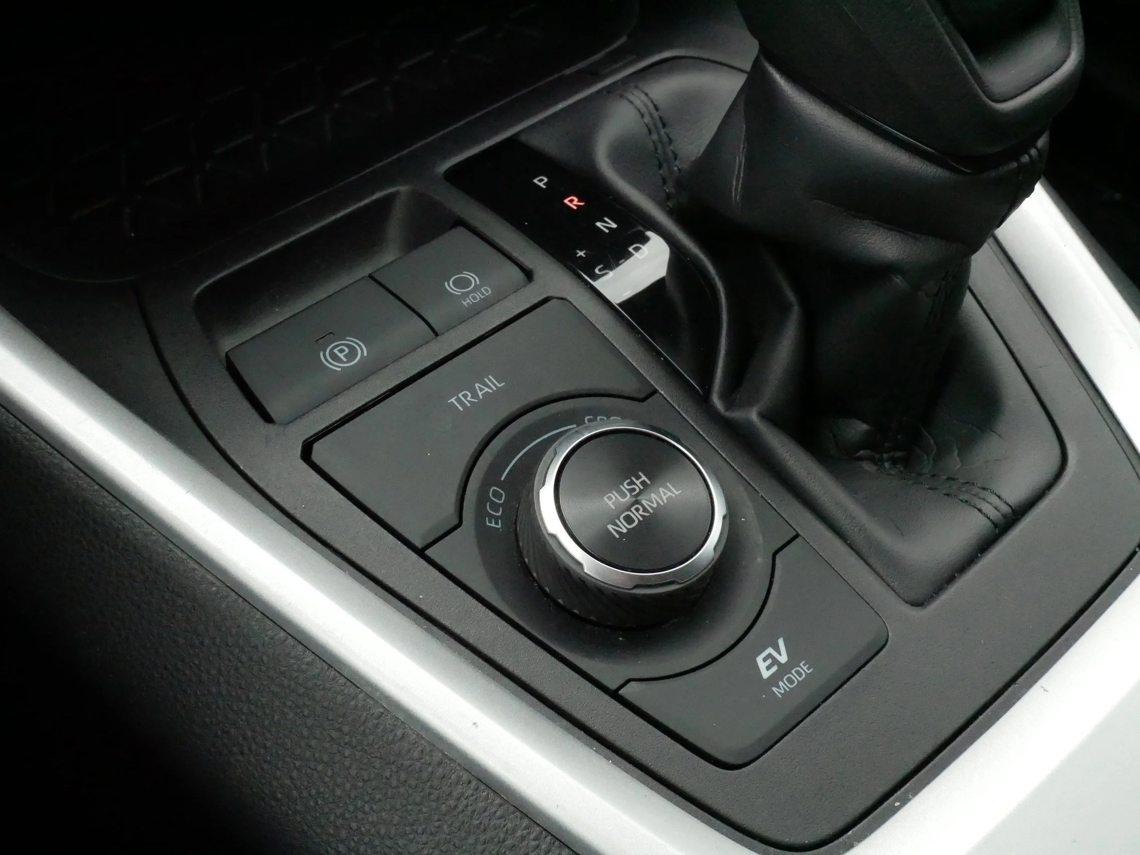 2025 Toyota RAV4 LE - Photo 27