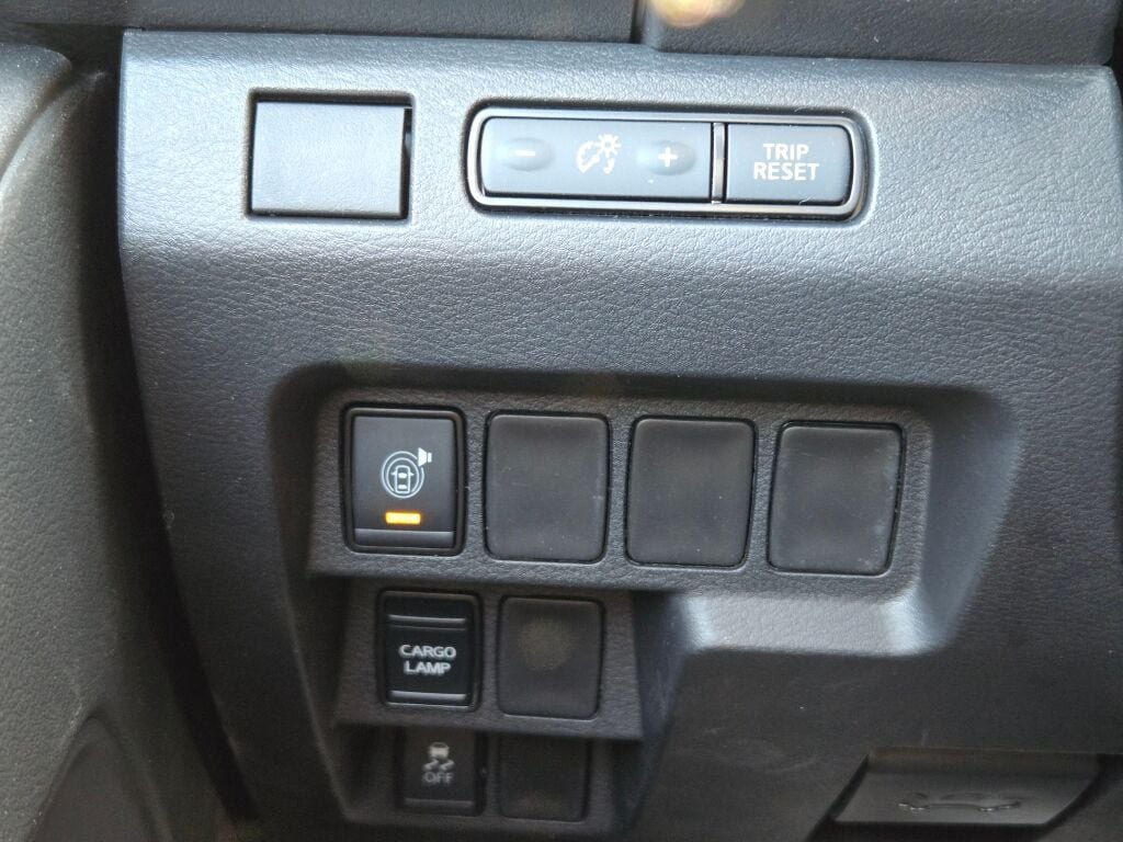 New 2026 Boulder Gray Pearl Nissan Crew Cab SV image 21