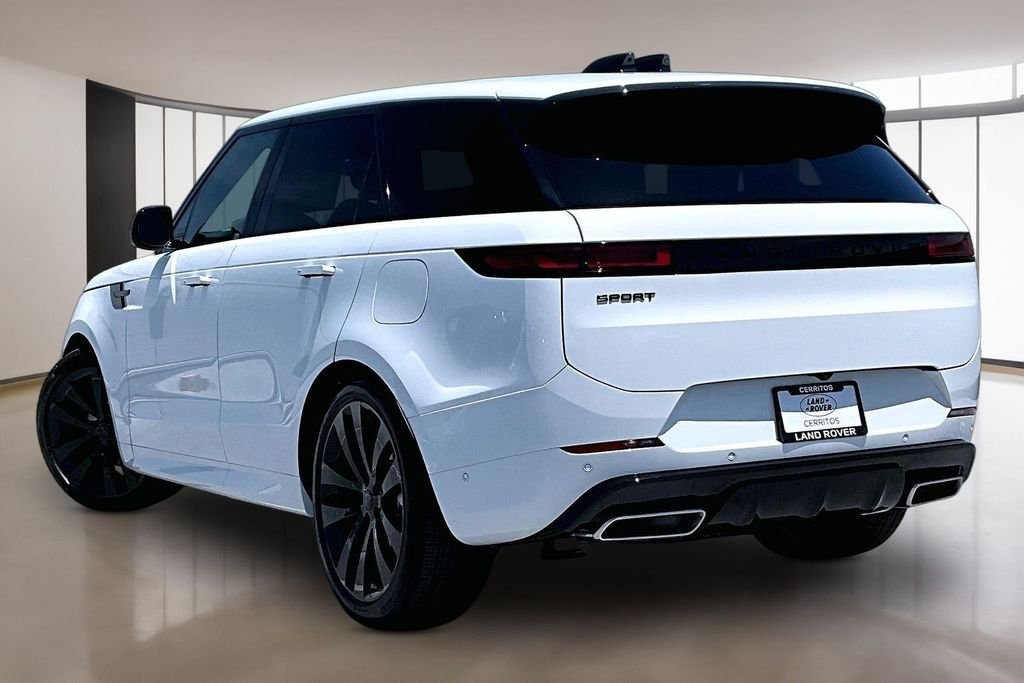 New 2026 FUJI WHITE Land Rover Dynamic SE image 3