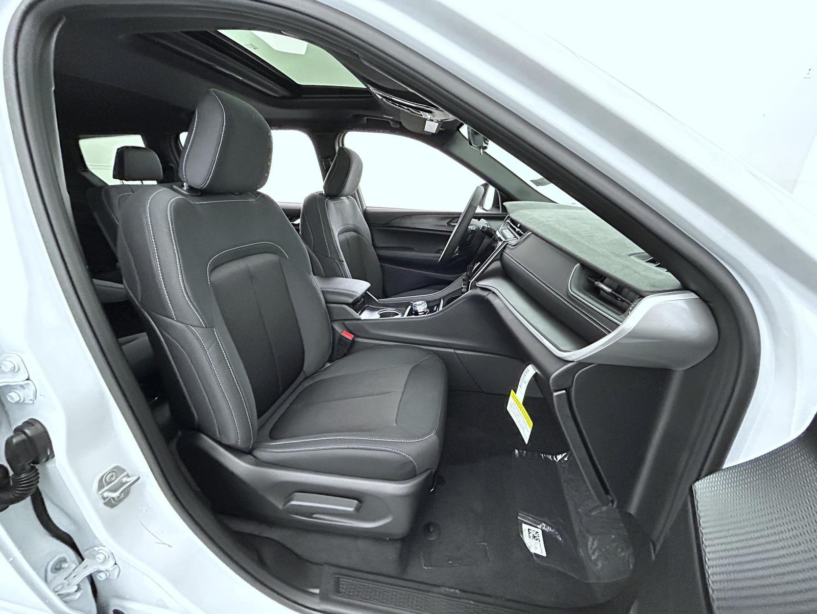New 2026 Bright White Clear-Coat Exterior Paint Jeep Laredo image 15