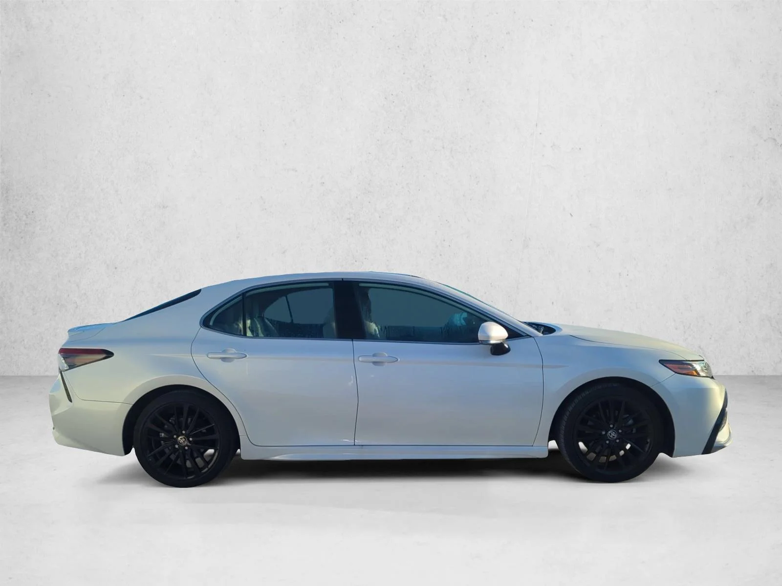 Used 2021 Wind Chill Pearl Toyota XSE image 4