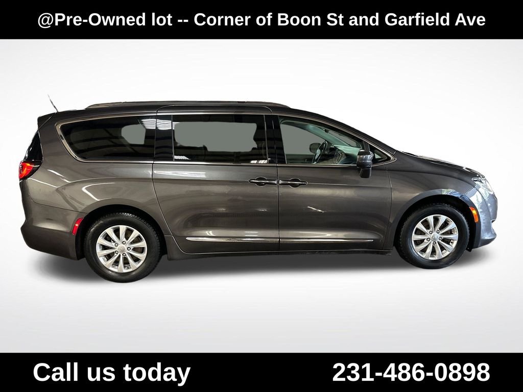 Used 2018 Gray Chrysler Touring L image 6
