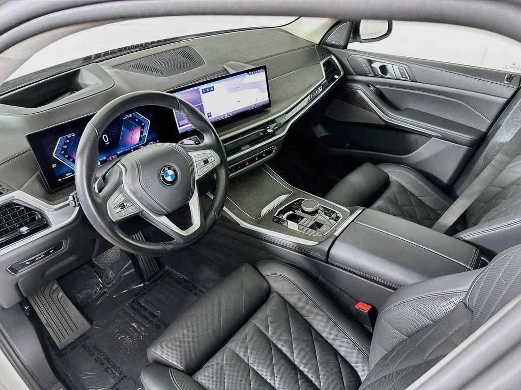 Used 2025 White Metallic BMW xDrive40i image 10